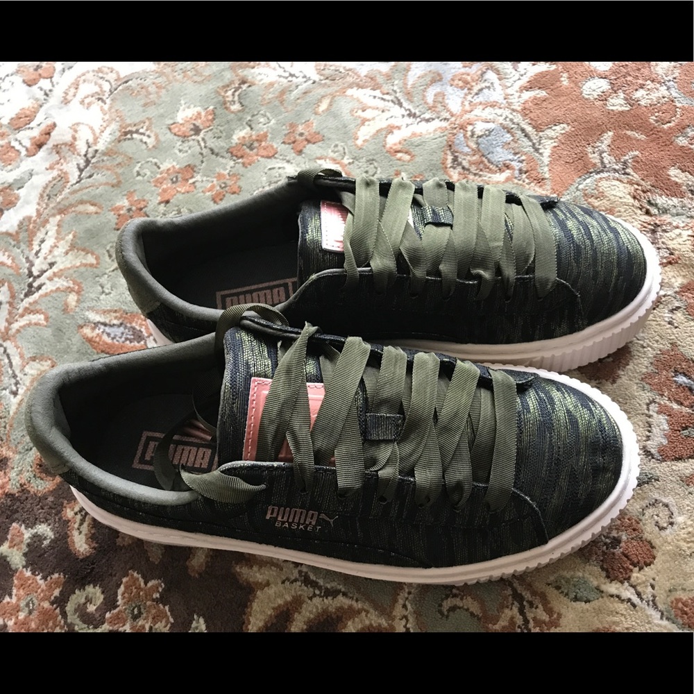 Women's Puma Basket with platform sneakers wore 3x